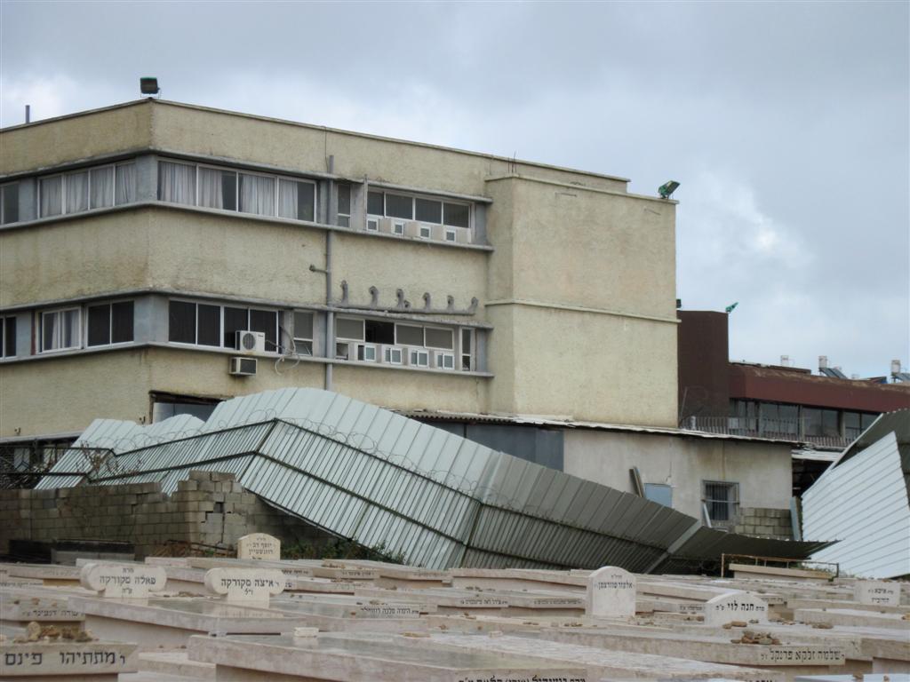 נזקי הגשמים: נהרסה גדר בית-העלמין בעיר בני-ברק