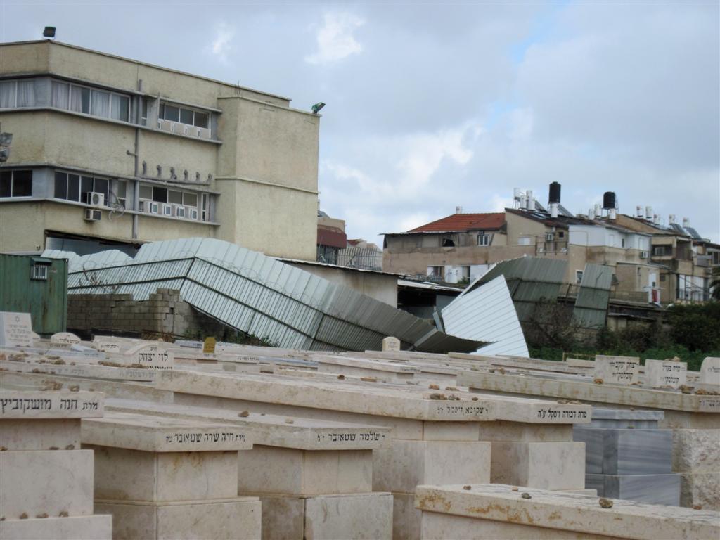 נזקי הגשמים: נהרסה גדר בית-העלמין בעיר בני-ברק