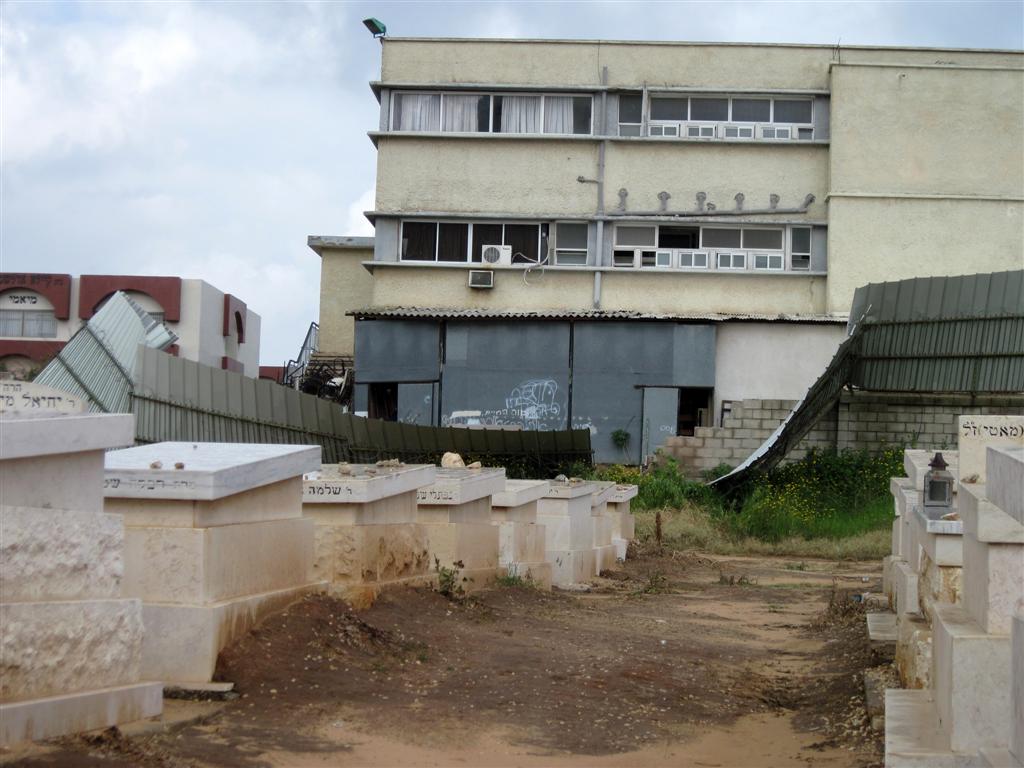 נזקי הגשמים: נהרסה גדר בית-העלמין בעיר בני-ברק