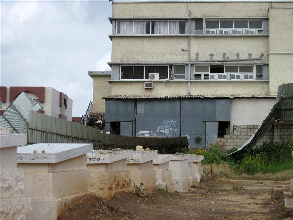 נזקי הגשמים: נהרסה גדר בית-העלמין בעיר בני-ברק