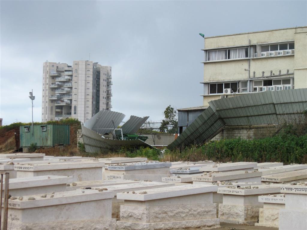 נזקי הגשמים: נהרסה גדר בית-העלמין בעיר בני-ברק