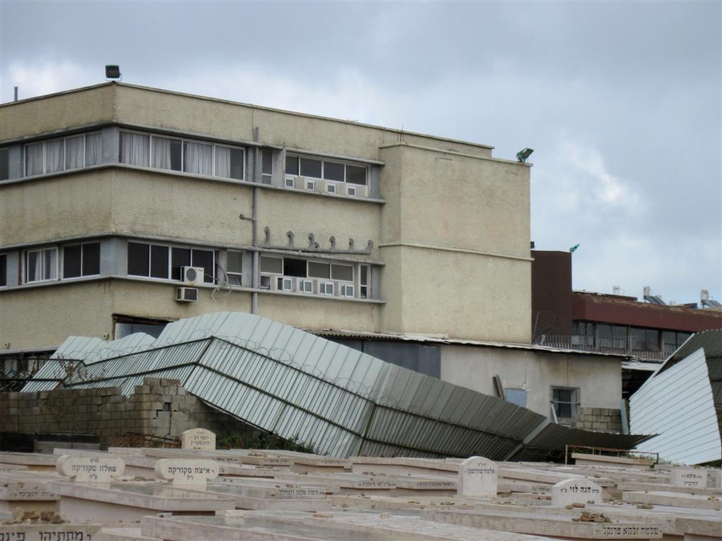 נזקי הגשמים: נהרסה גדר בית-העלמין בעיר בני-ברק