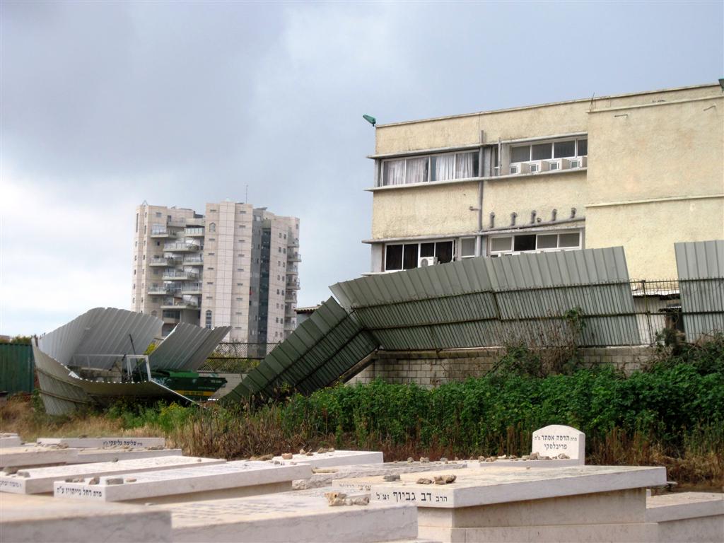 נזקי הגשמים: נהרסה גדר בית-העלמין בעיר בני-ברק