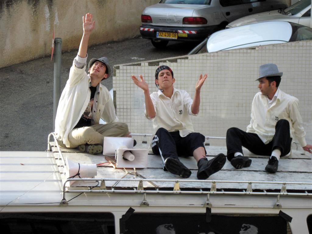 עדא לא ידע, מעל ומעבר