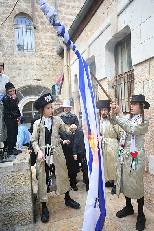 כך חוגגים קנאי ירושלים את פורים: שורפים דגלי ישראל
