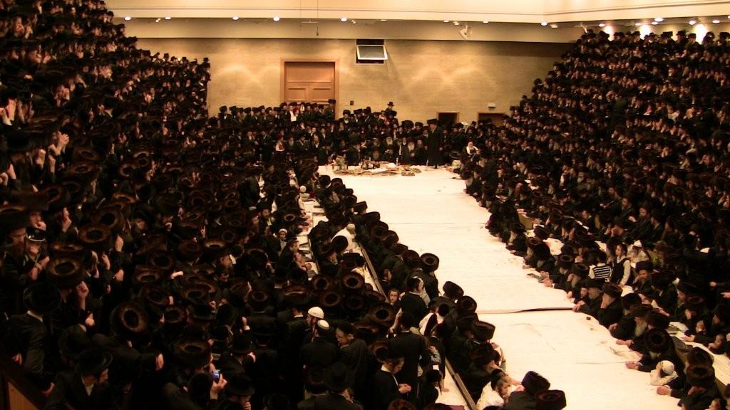 צפו בוידאו: טיש הפורים של האדמו"ר מבעלזא שליט"א