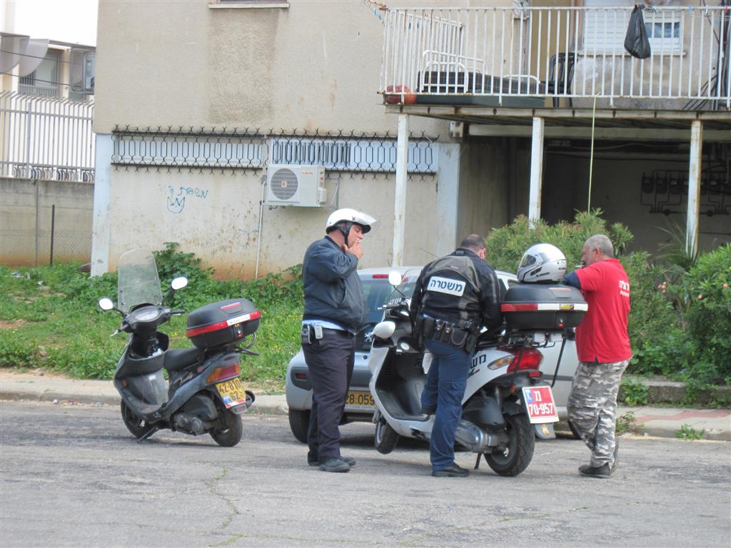 השוטרים חוקרים את נהג המשאית הפוגע