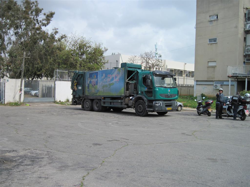 השוטרים, המשאית והשער