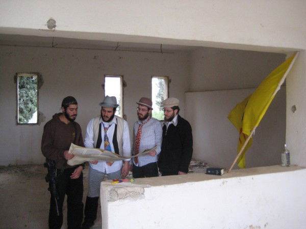 קבוצת בחורי-ישיבה נכנסה לחורבות היישוב שא-נור