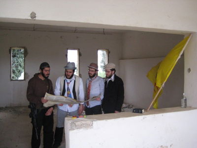 קבוצת בחורי-ישיבה נכנסה לחורבות היישוב שא-נור