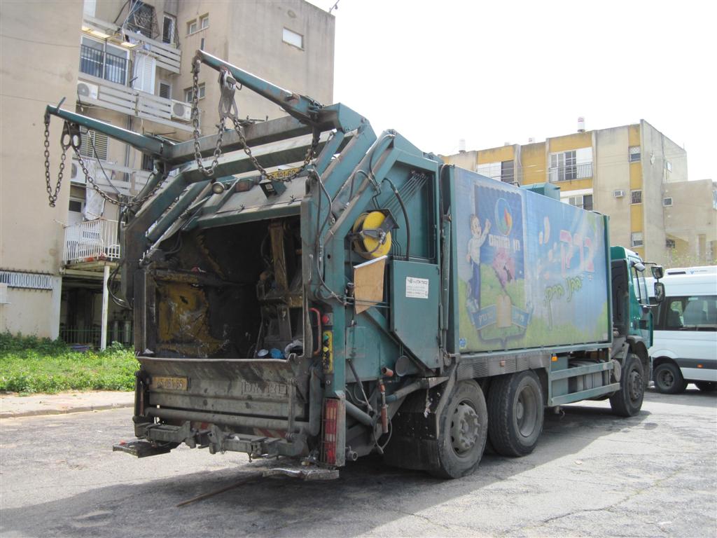 עובד תברואה בעיריית בני ברק נפצע באורח בינוני, לאחר שנפגע ממשאית שנסעה לאחור