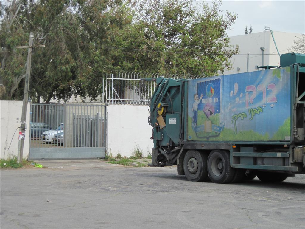 עובד תברואה בעיריית בני ברק נפצע באורח בינוני, לאחר שנפגע ממשאית שנסעה לאחור