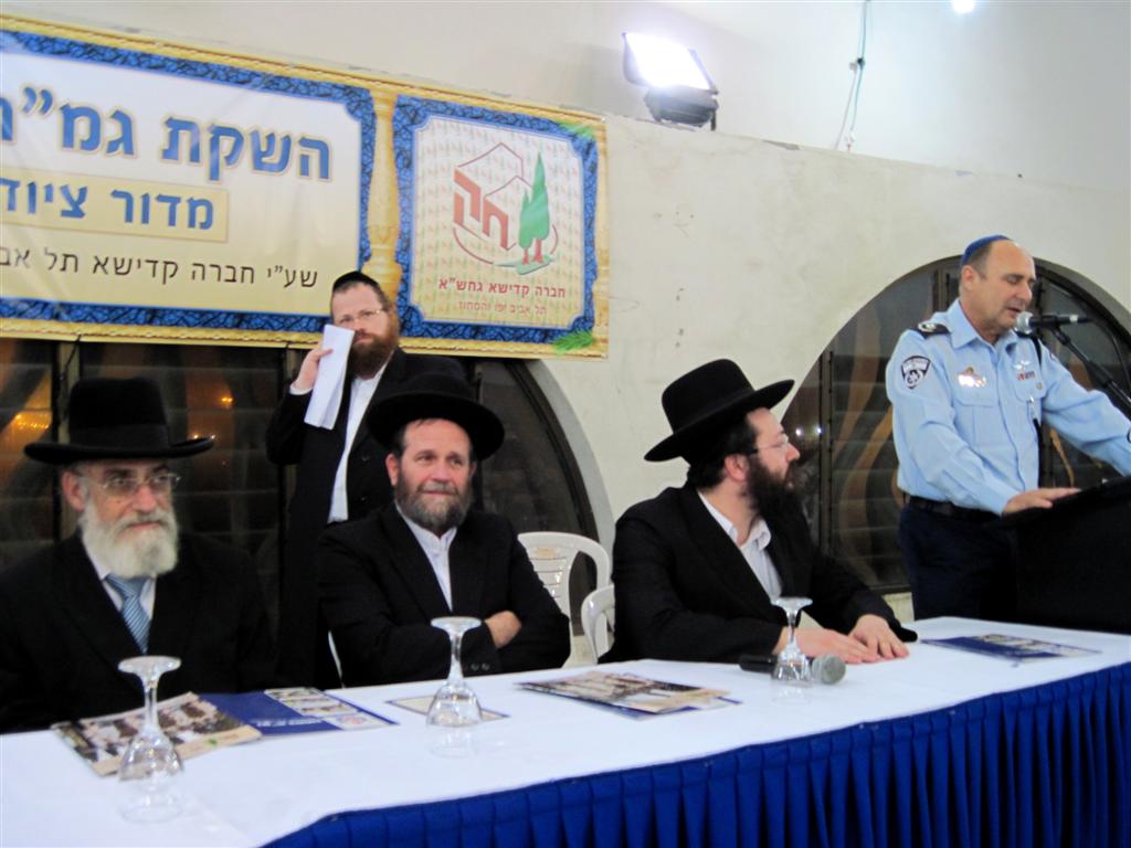 מפקד המחוז שחר איילון נואם