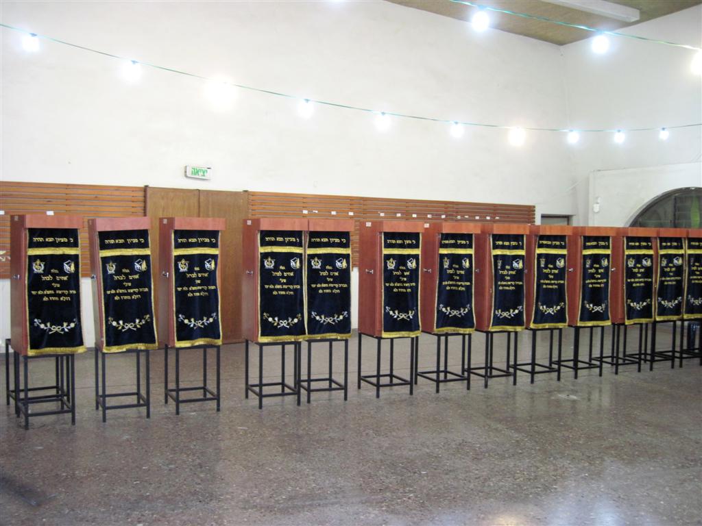 הרבה ארונות קודש