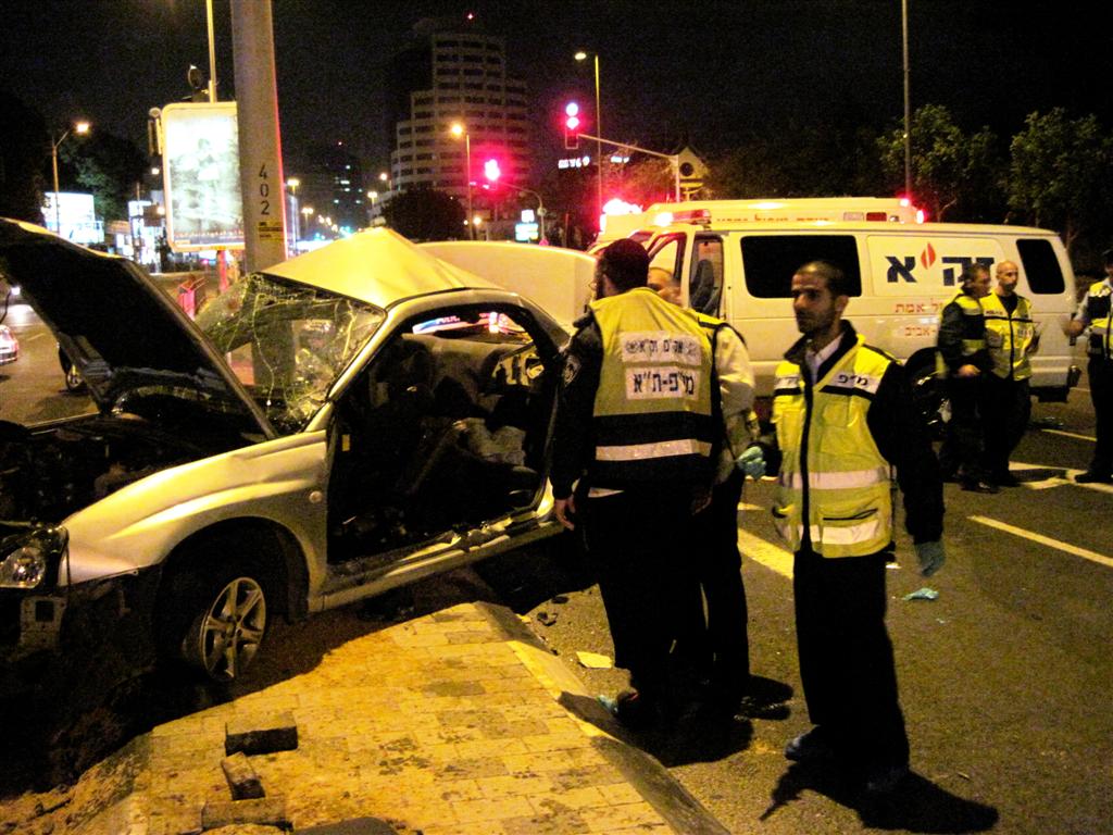 הקטל בכבישים: נהג שרשיונו נפסל נמלט מהמשטרה, נהרג ואיתו נוסע