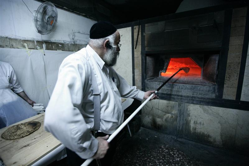 צפו בתמונות: אופים מצות במאה-שערים