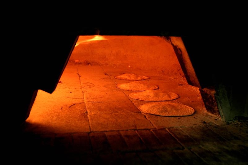 צפו בתמונות: אופים מצות במאה-שערים