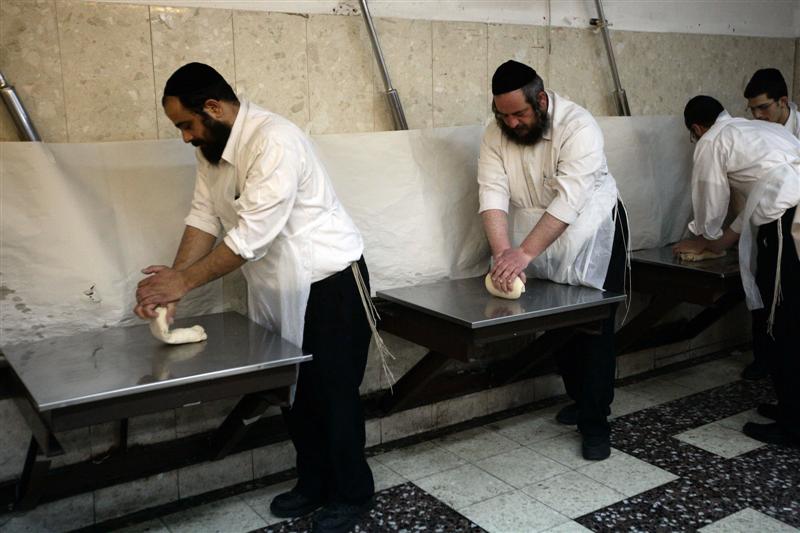 צפו בתמונות: אופים מצות במאה-שערים