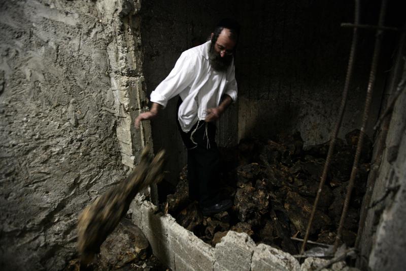 צפו בתמונות: אופים מצות במאה-שערים