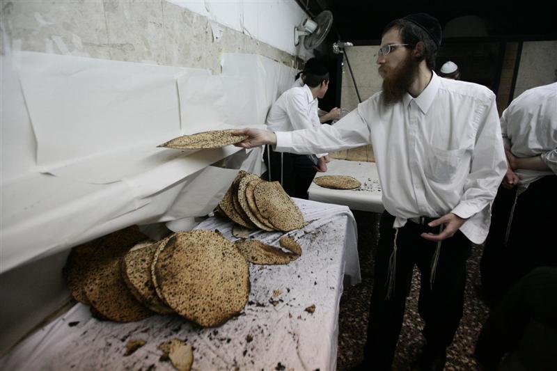 צפו בתמונות: אופים מצות במאה-שערים