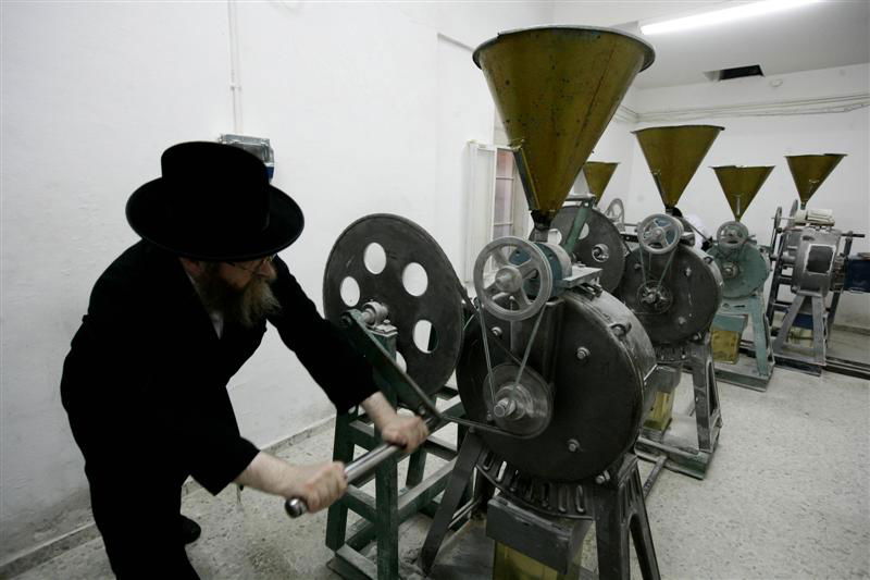 צפו בתמונות: אופים מצות במאה-שערים