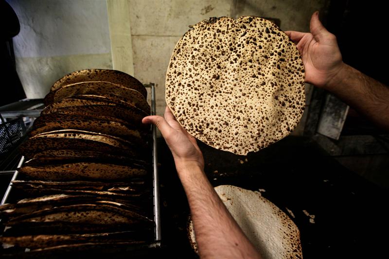 צפו בתמונות: אופים מצות במאה-שערים
