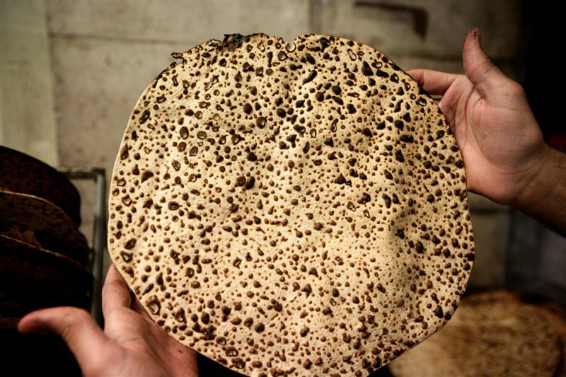 צפו בתמונות: אופים מצות במאה-שערים