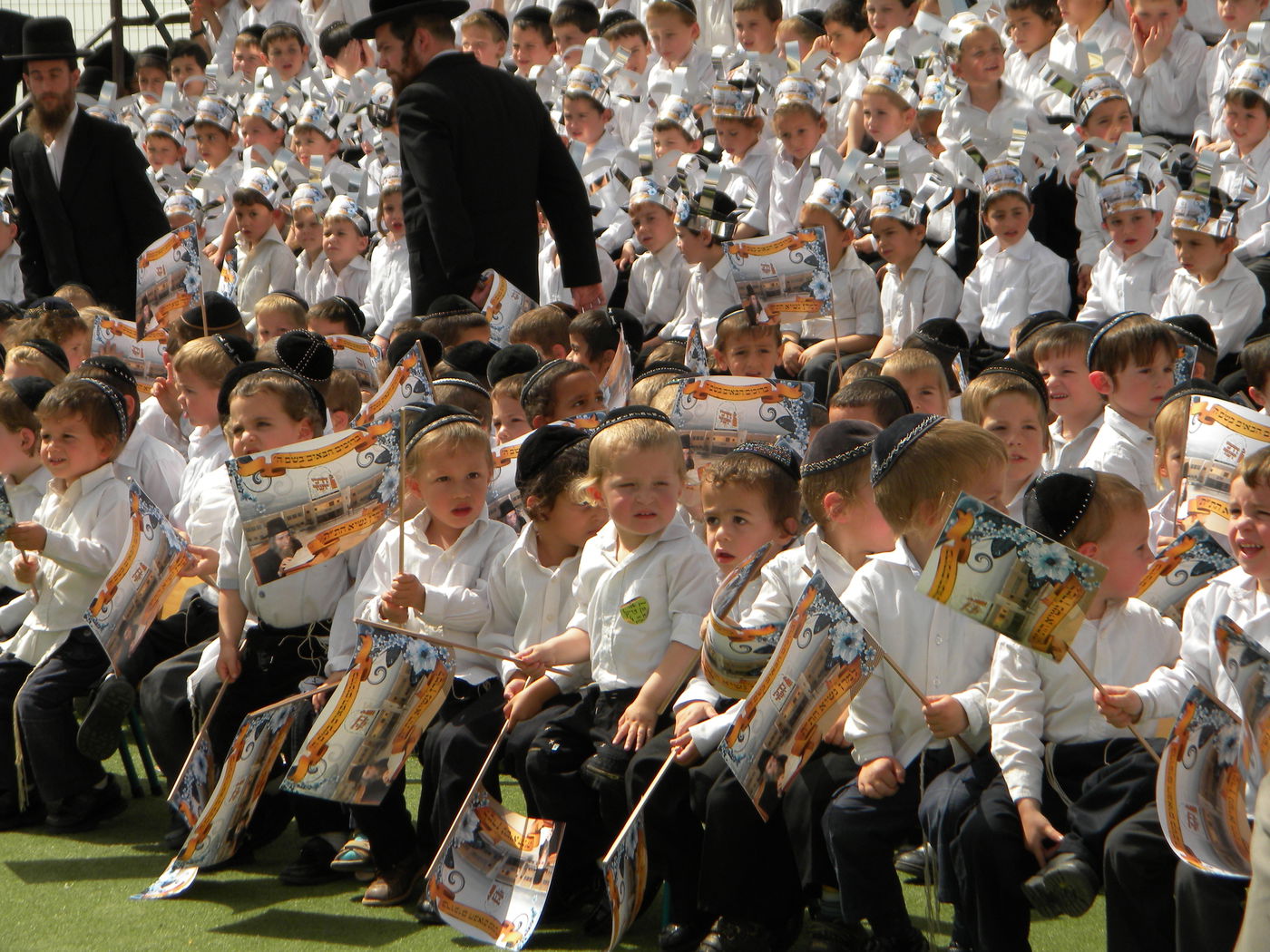 צפו בתמונות: הגראי"ל שטיינמן קובע מזוזה בברכפלד