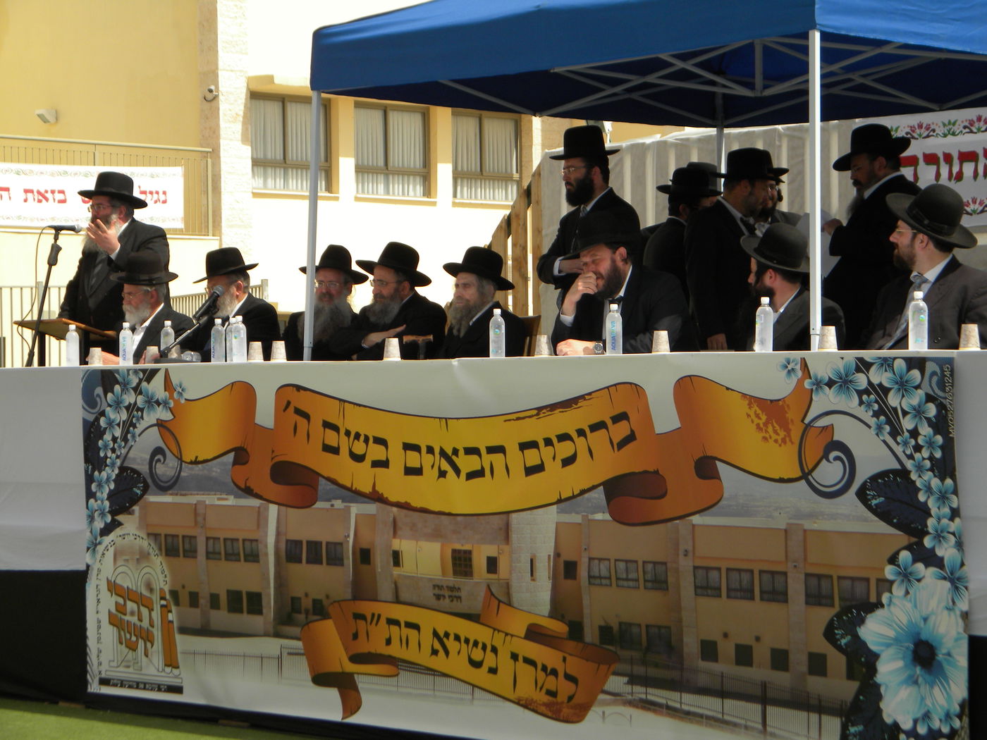 צפו בתמונות: הגראי"ל שטיינמן קובע מזוזה בברכפלד