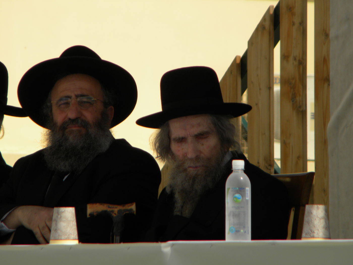 צפו בתמונות: הגראי"ל שטיינמן קובע מזוזה בברכפלד