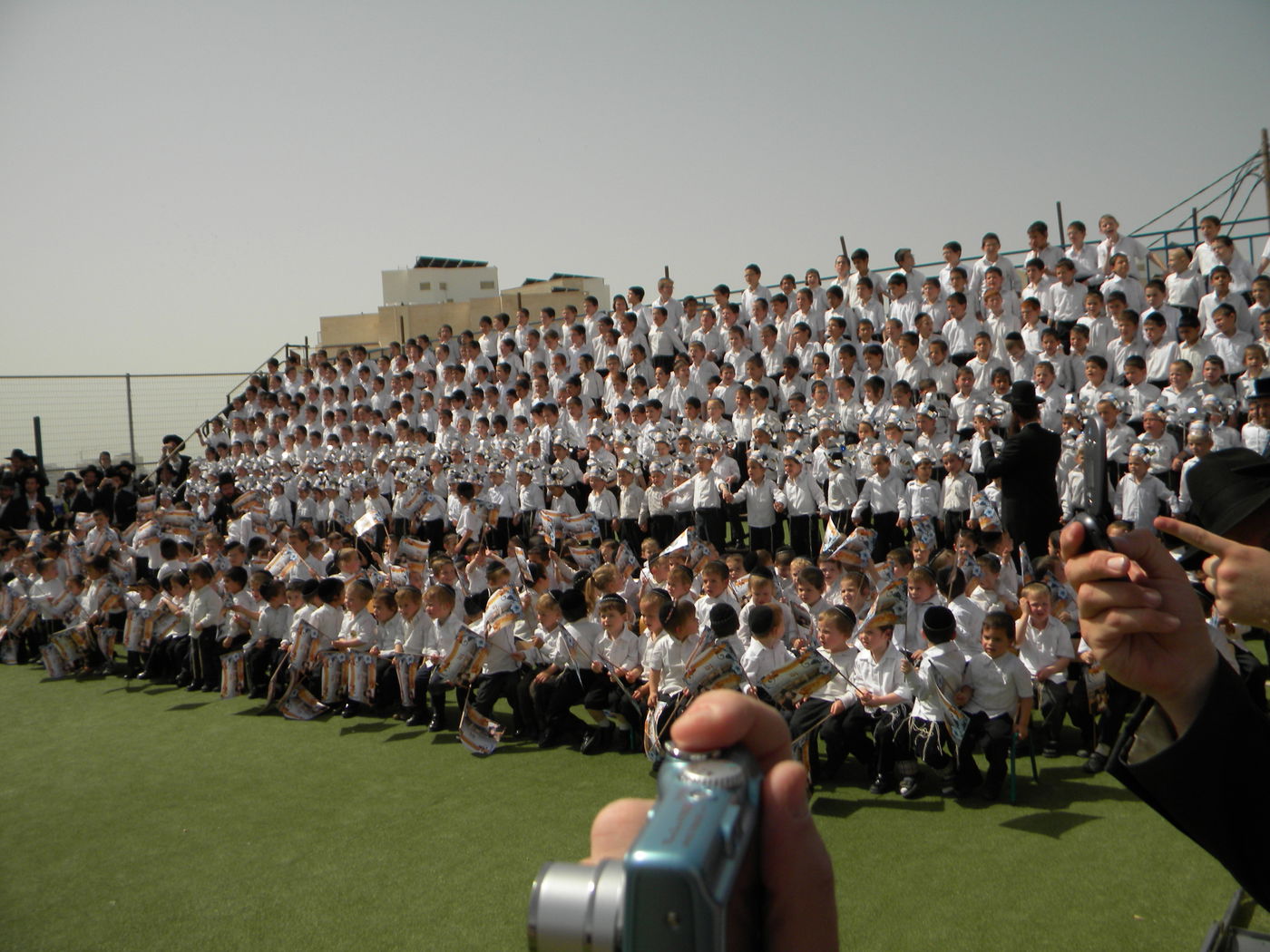 צפו בתמונות: הגראי"ל שטיינמן קובע מזוזה בברכפלד