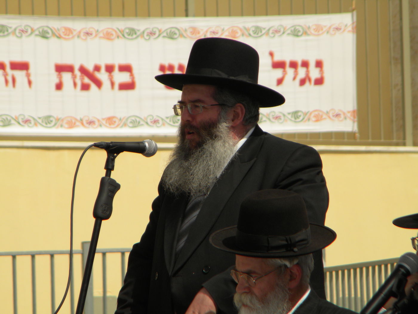 צפו בתמונות: הגראי"ל שטיינמן קובע מזוזה בברכפלד