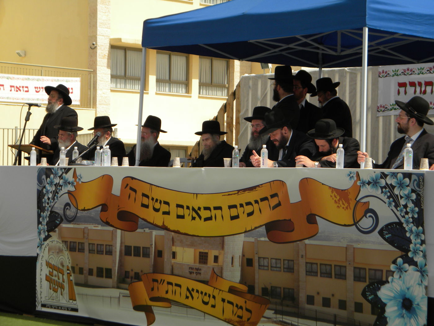 צפו בתמונות: הגראי"ל שטיינמן קובע מזוזה בברכפלד