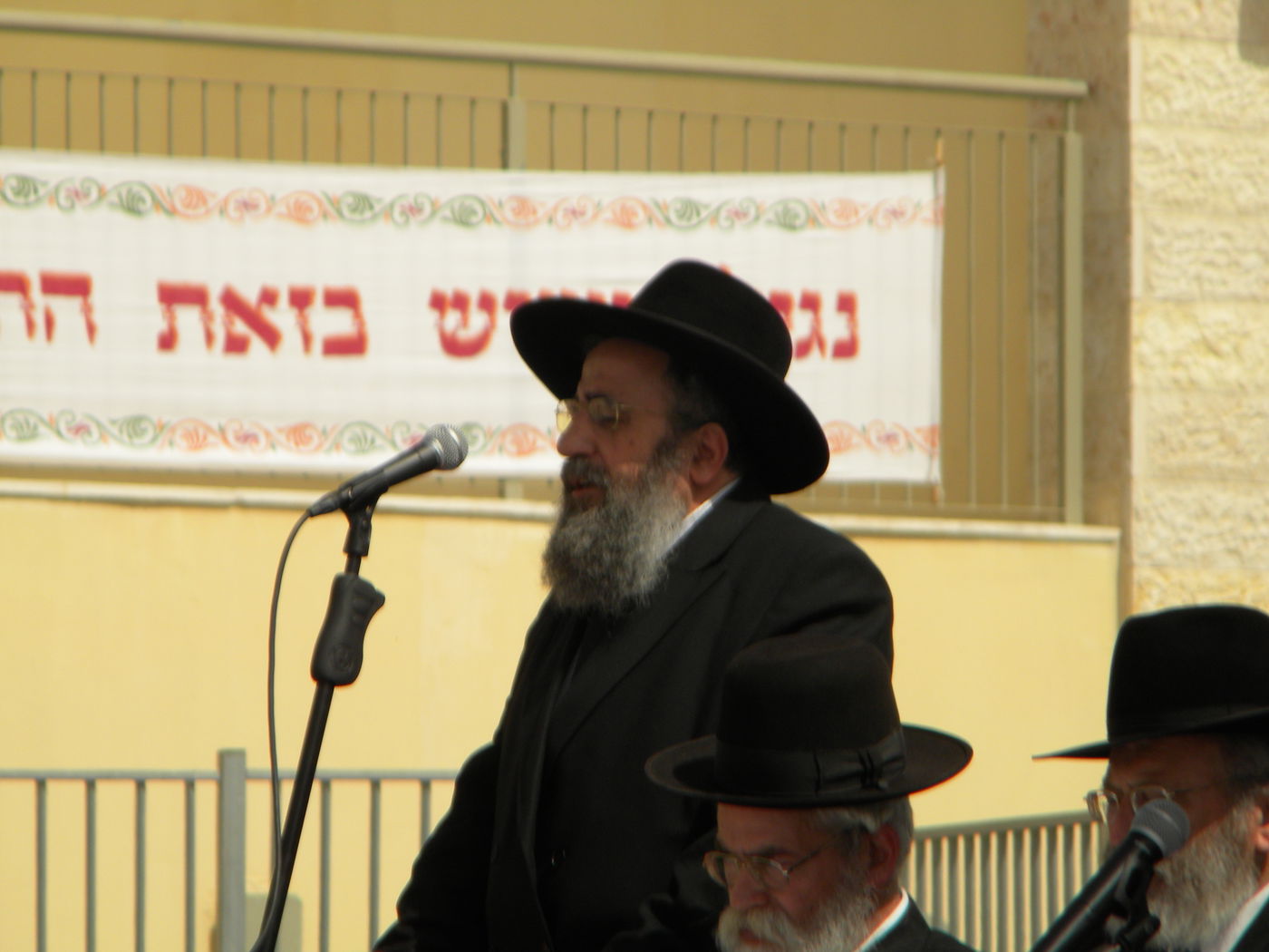 צפו בתמונות: הגראי"ל שטיינמן קובע מזוזה בברכפלד