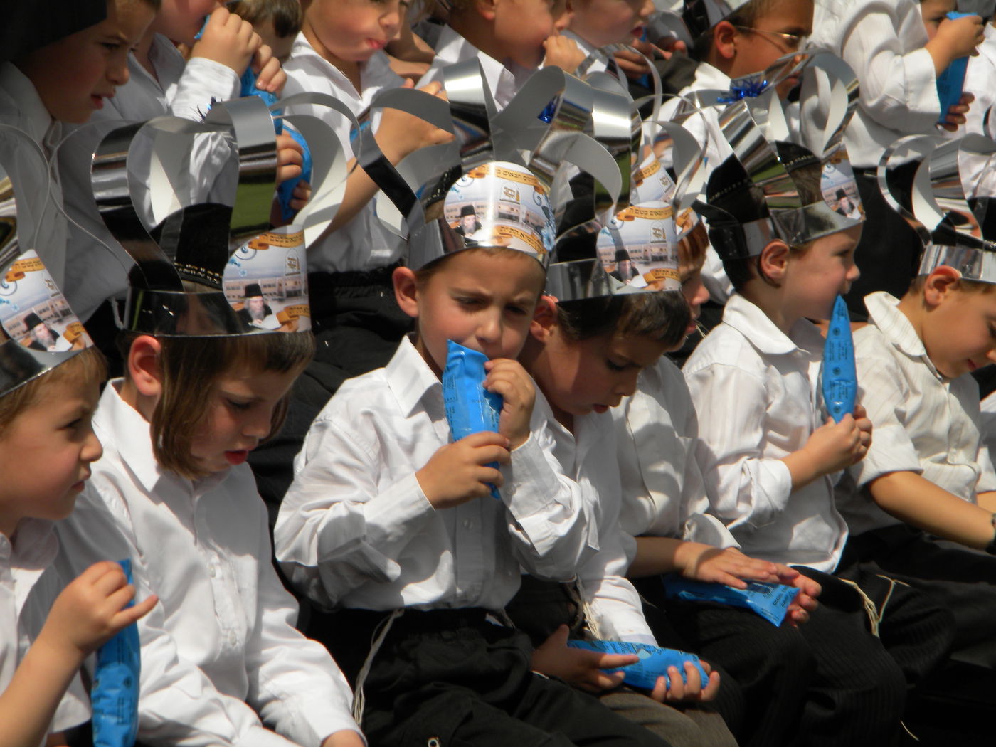 צפו בתמונות: הגראי"ל שטיינמן קובע מזוזה בברכפלד