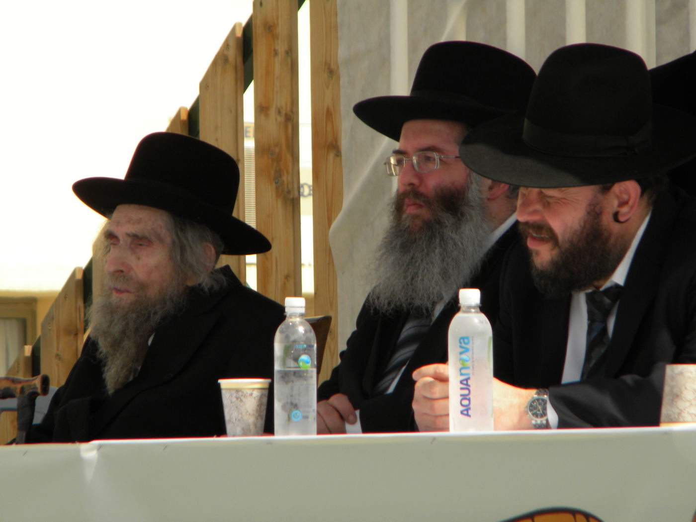 צפו בתמונות: הגראי"ל שטיינמן קובע מזוזה בברכפלד