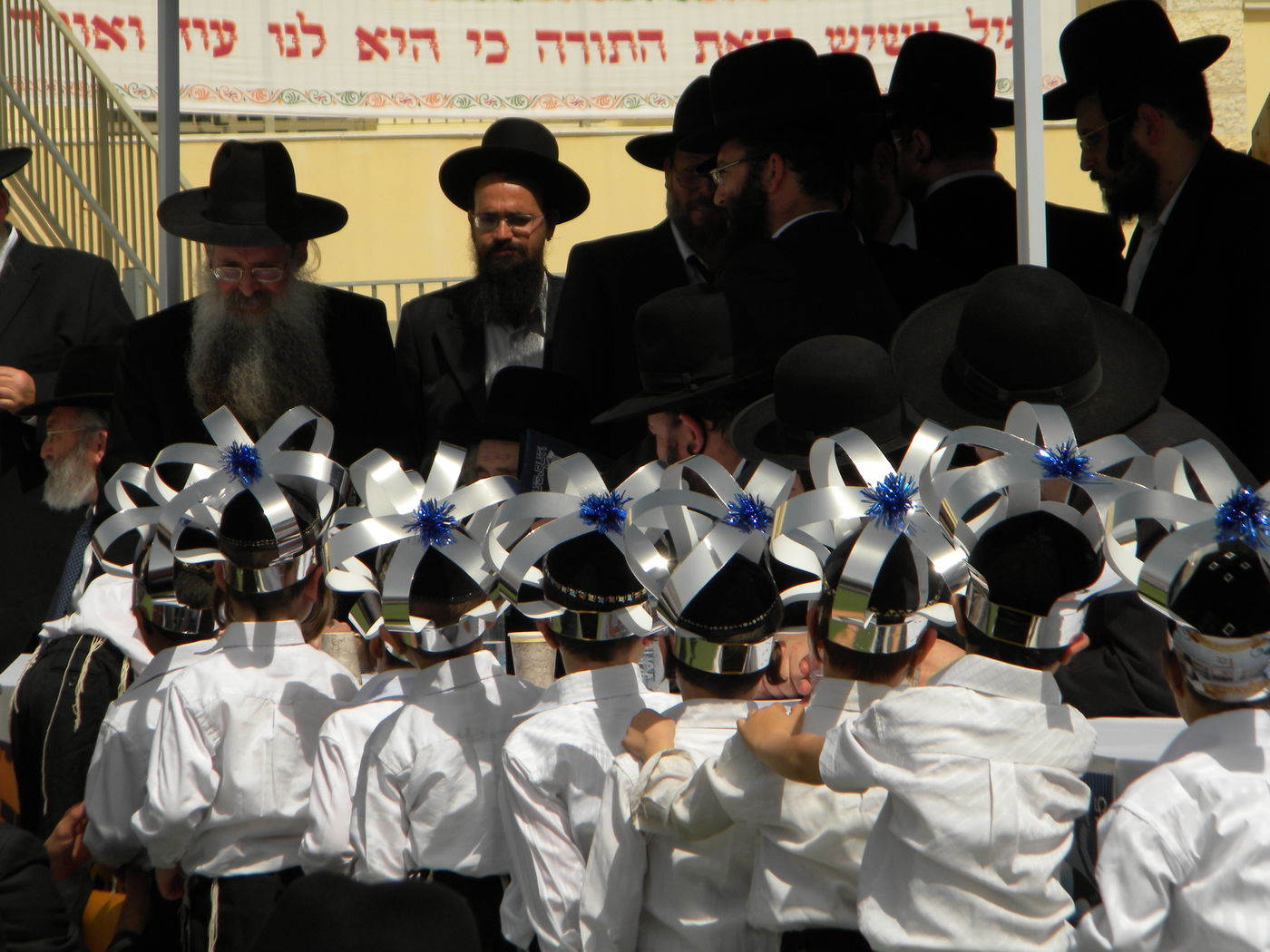 צפו בתמונות: הגראי"ל שטיינמן קובע מזוזה בברכפלד