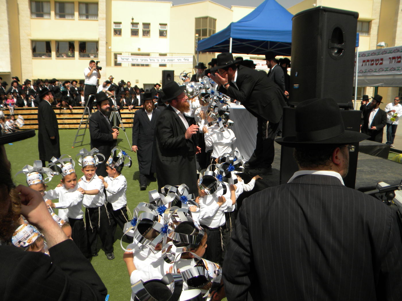צפו בתמונות: הגראי"ל שטיינמן קובע מזוזה בברכפלד