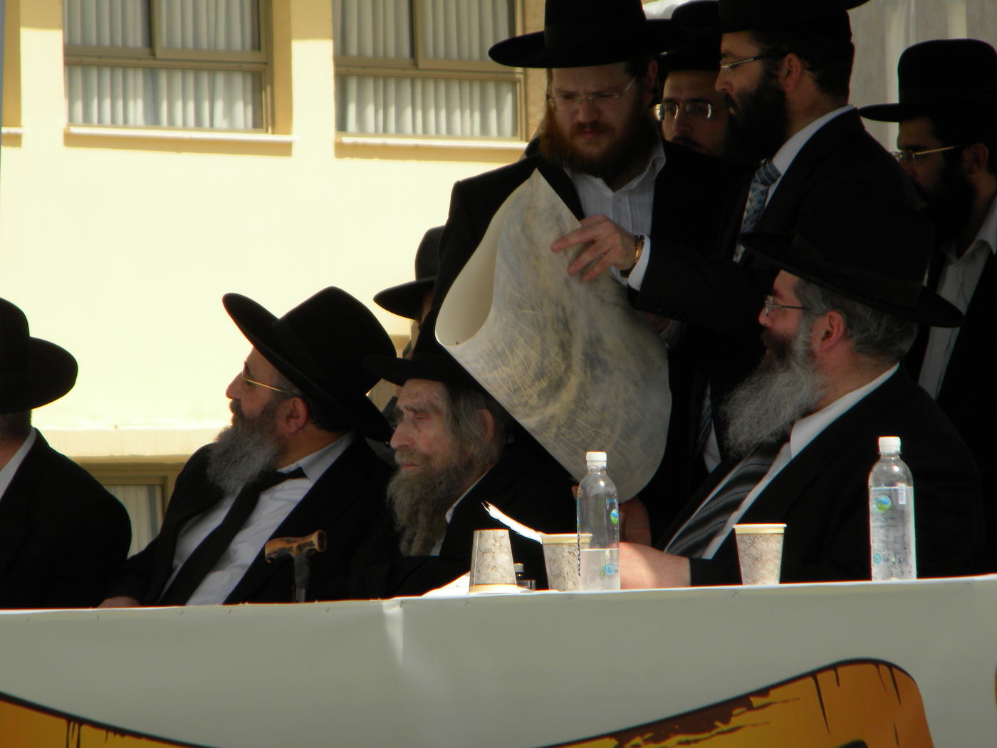 צפו בתמונות: הגראי"ל שטיינמן קובע מזוזה בברכפלד