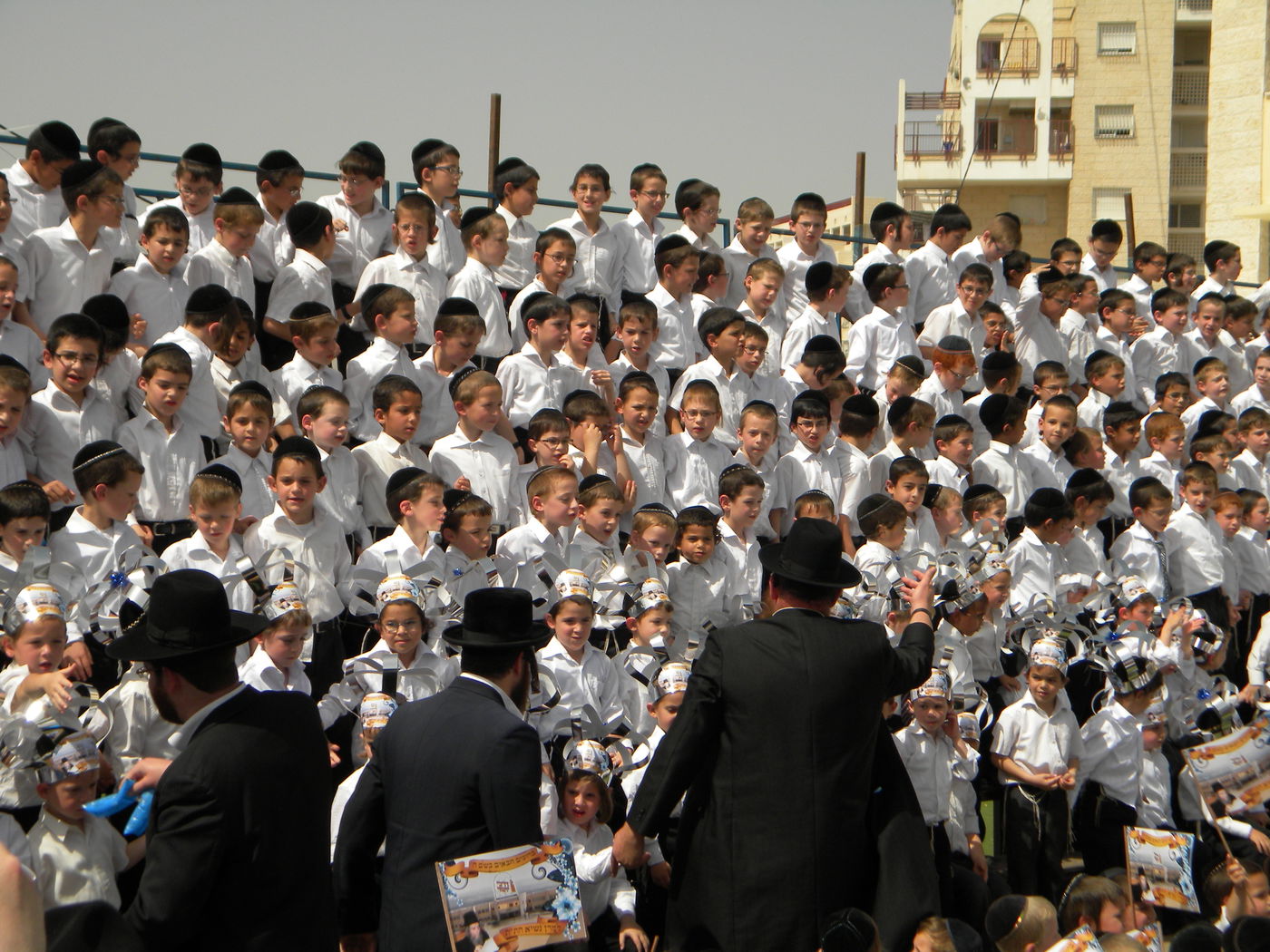 צפו בתמונות: הגראי"ל שטיינמן קובע מזוזה בברכפלד