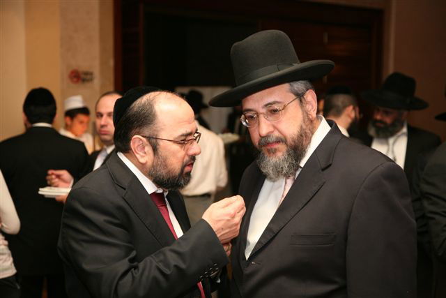 צפו: שלט ענק צועד ברחוב רבי עקיבא