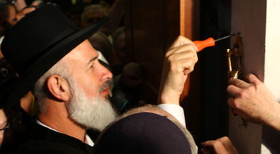 הרב מצגר, הערב