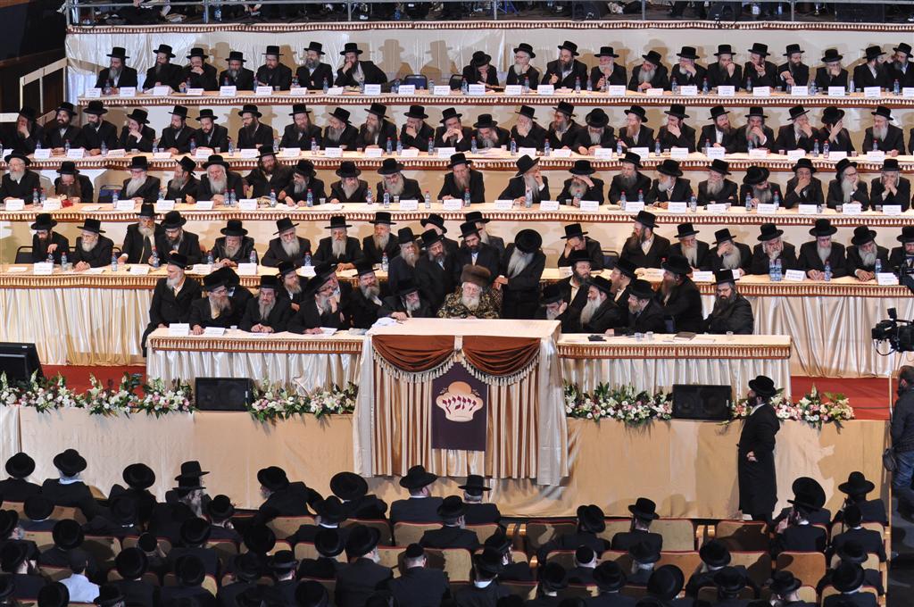 מצדיעים: 70 שנות חינוך של האדמו"ר מויז´ניץ