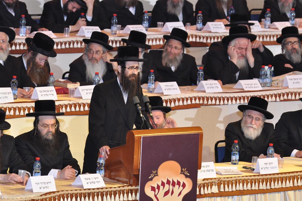 מצדיעים: 70 שנות חינוך של האדמו"ר מויז´ניץ