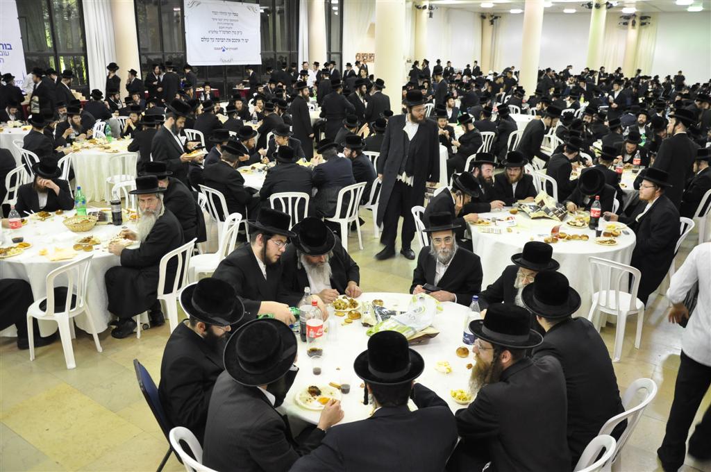 מצדיעים: 70 שנות חינוך של האדמו"ר מויז´ניץ