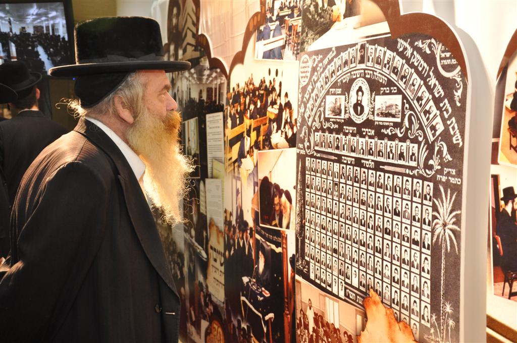 מצדיעים: 70 שנות חינוך של האדמו"ר מויז´ניץ