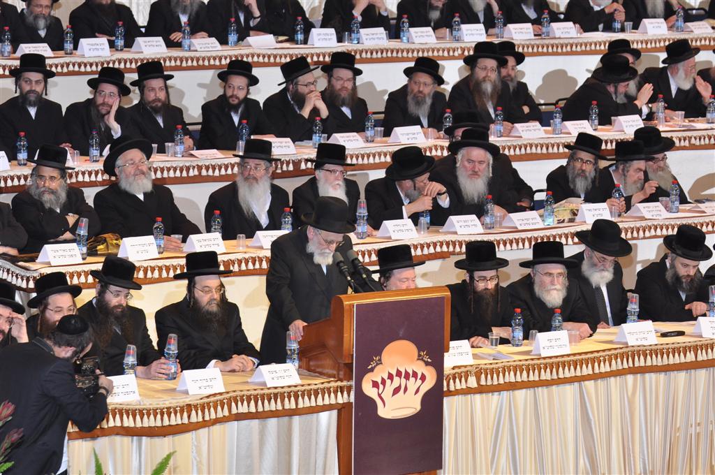 מצדיעים: 70 שנות חינוך של האדמו"ר מויז´ניץ