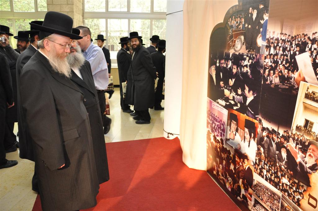 מצדיעים: 70 שנות חינוך של האדמו"ר מויז´ניץ