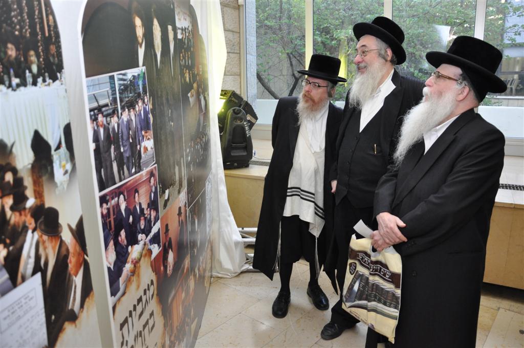 מצדיעים: 70 שנות חינוך של האדמו"ר מויז´ניץ