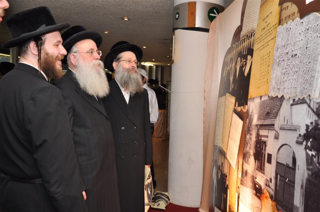 מצדיעים: 70 שנות חינוך של האדמו"ר מויז´ניץ